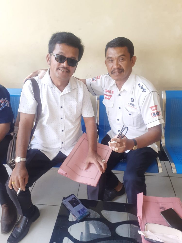 Djonggi Napitupulu bersama salah seorang pengacara handal putra Toba Jujung Sitorus SH, Senin (13/3).